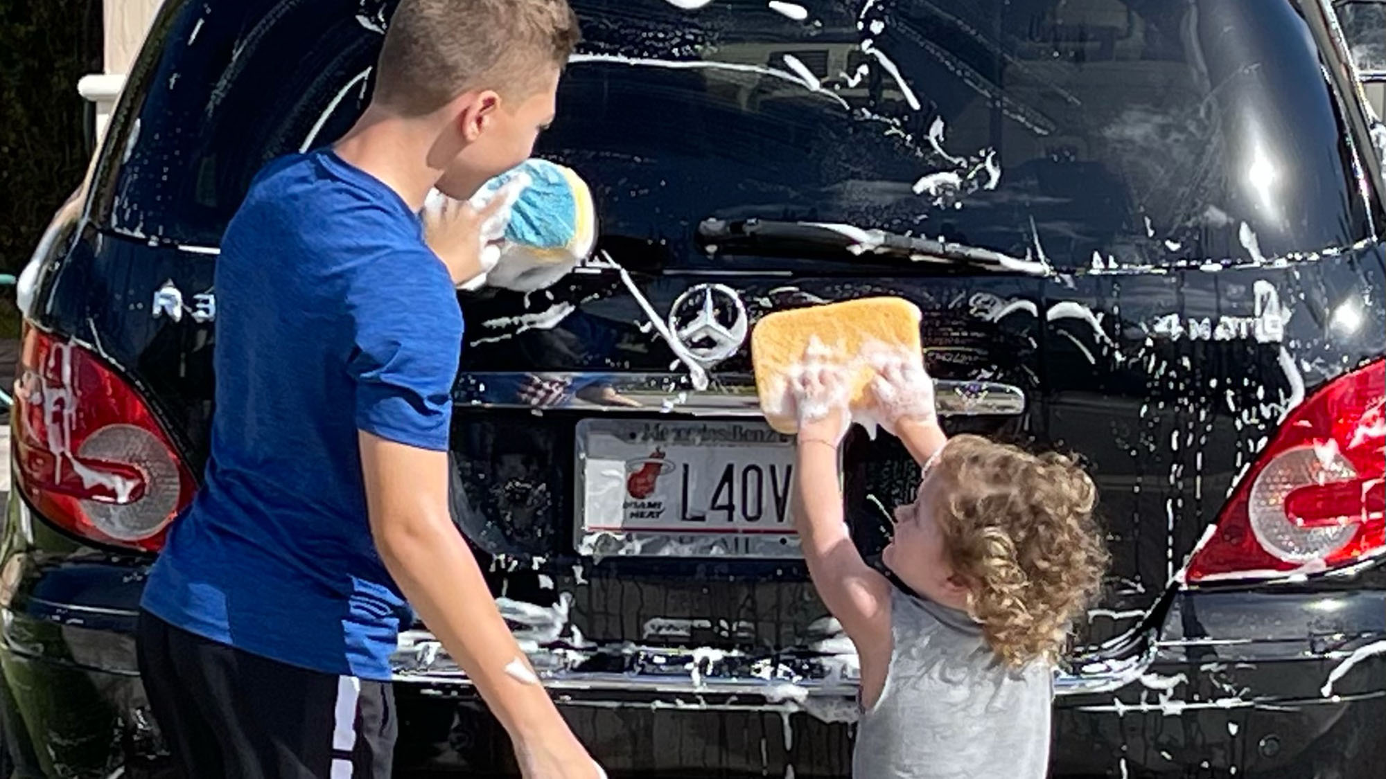 Parkland Neighborhood Kids Hold Car Wash with a Heart
