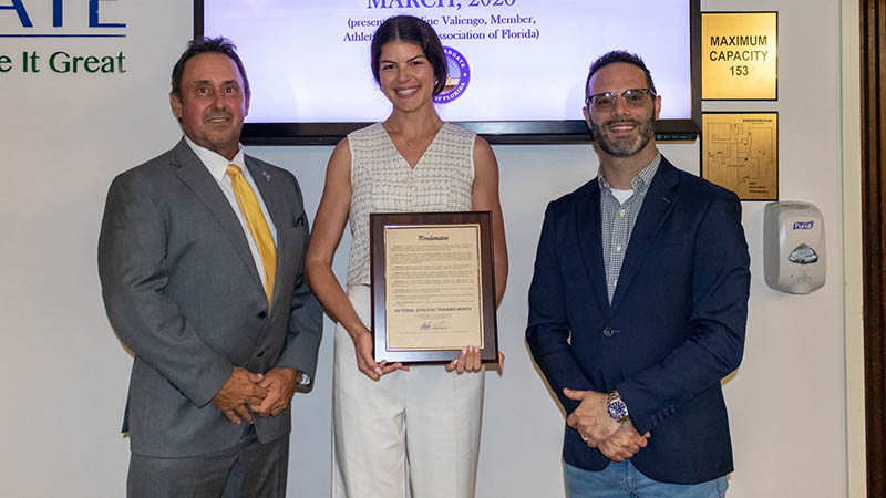 Aline Valiengo with her proclamation